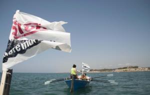 Uns solidaris llaguts clamen a Vilanova per la dignitat dels refugiats