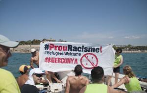 Uns solidaris llaguts clamen a Vilanova per la dignitat dels refugiats