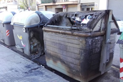 Uns vàndals van cremar 11 contenidors a Vilanova la nit de dimarts. Ajuntament de Vilanova