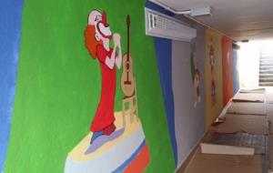 Usuàries del Casal d’Avis pinten un mural al pas soterrani de la C-31 dins la campanya ‘Cubelles neta’. Ajuntament de Cubelles
