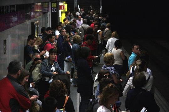 Usuaris de metro esperant aquest matí a la parada de metro de Sagrada Família. ACN