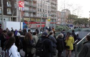 Usuaris de Rodalies fan cua a l'accés de l'estació del Metro de Pompeu Fabra, a Badalona. ACN