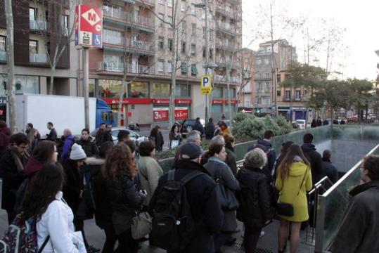 Usuaris de Rodalies fan cua a l'accés de l'estació del Metro de Pompeu Fabra, a Badalona. ACN