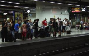 Usuaris esperant el tren a l'andana de l'estació de Sants, aquest divendres 10 de juny. ACN