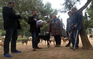 Usuaris i usuàries del l'espai de la torre d'Enveja lliuren un lector de xips a l'Ajuntament. Eix