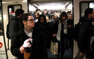 Usuaris sortint del metro a la parada Catalunya de la L1. ACN