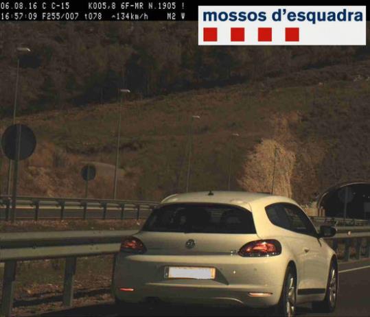 Vehicle enxampat a gran velocitat a la C-15 a Canyelles (Garraf). Imatge del 6 d'agost del 2016. Mossos d'Esquadra