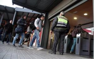 Viatgers de Rodalies surten de l'estació de Badalona, on s'aturen els trens. ACN