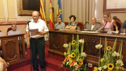 Vicenç Carbonell rep el Diploma de la Ciutat de Vilanova i la Geltrú. Ajuntament de Vilanova