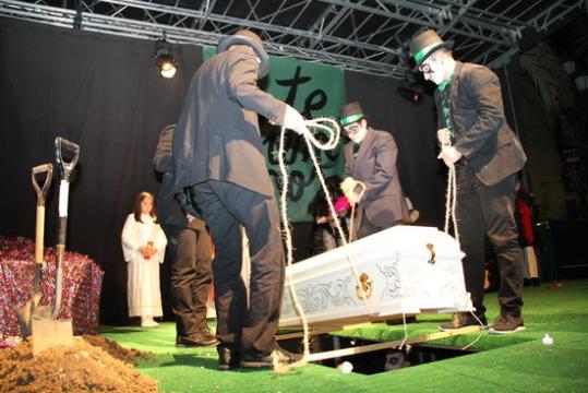 Vilanova i la Geltrú tanca una setmana de diversió i bogeria amb l'enterrament del Rei Carnestoltes. Ajuntament de Vilanova