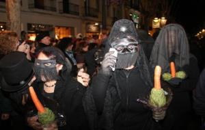 Vilanova i la Geltrú tanca una setmana de diversió i bogeria amb l'enterrament del Rei Carnestoltes