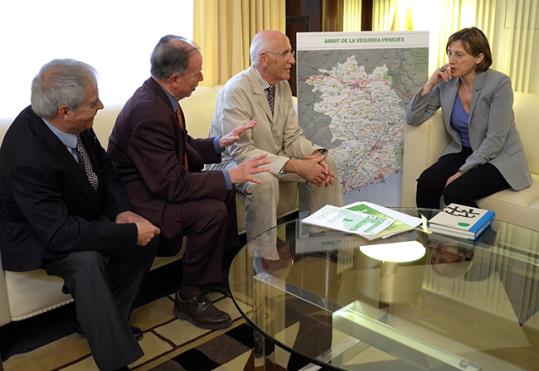 Visita dels representants de la plataforma a la presidenta del Parlament. Eix