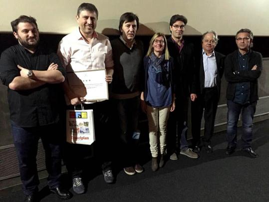 Xavi Besolí amb els organitzadors i patrocinadors Teatre Casal, Vinateria Inzolia, Som Viatges, La Cultural i El Tres de Vuit. Eix