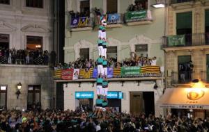 2 de 8 sense folre descarregat pels Castellers de Vilafranca, en la diada del Mercadal a Reus -en tercera ronda. ACN