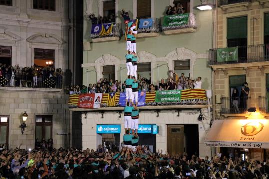 2 de 8 sense folre descarregat pels Castellers de Vilafranca, en la diada del Mercadal a Reus -en tercera ronda. ACN