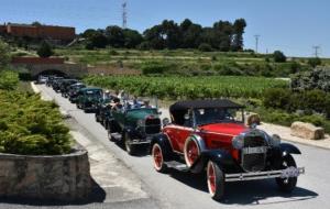 25 cotxes anteriors al 1940 participen al 12è Ral·li de Cotxes d’Època País del Cava. Confraria del Cava