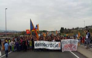 400 persones tallen l’AP-7 a Sant Sadurní d’Anoia i criden contra l'empresa familiar de la ministra. CUP Sant Sadurní