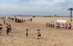 700 alumnes de primària realitzen Jocs Cooperatius a la platja de Vilanova. Ajuntament de Vilanova