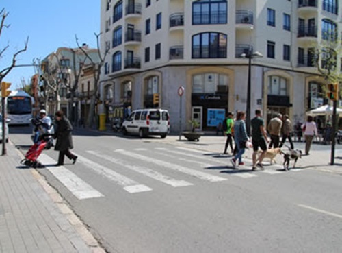 Adapten el semàfor de la rambla Principal amb la carretera, a Vilanova, al pas de persones cegues. Ajuntament de Vilanova