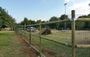 Adequen la zona d'esbarjo per a gossos de Ribes. Ajt Sant Pere de Ribes