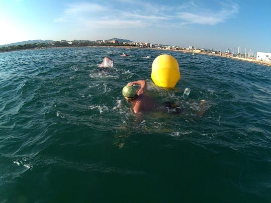 XXXVIII Travessada nedant a la platja de Vilanova i la Geltrú