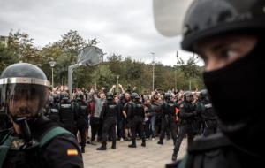 Agents de la Guàrdia Civil durant el dispositiu amb què han desallotjat les persones concentrades al col·legi de Sant Julià de Ramis. ACN