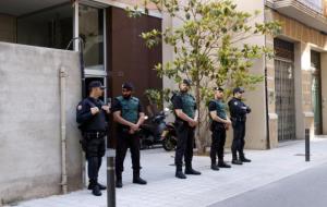 Agents de la Guàrdia Urbana custodien l'entrada de l'edifici on viu Sandro Rosell, el 23 de maig del 2017. ACN