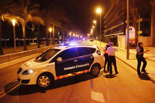 Agents dels Mossos d'Esquadra amb un vehicle tallant l'accés al passeig marítim de Cambrils (Baix Camp), la matinada d'aquest 18 d'agost de 2017. ACN