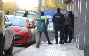 Agents dels Mossos d'Esquadra registren el vehicle del detingut aquest 27 de novembre del 2017