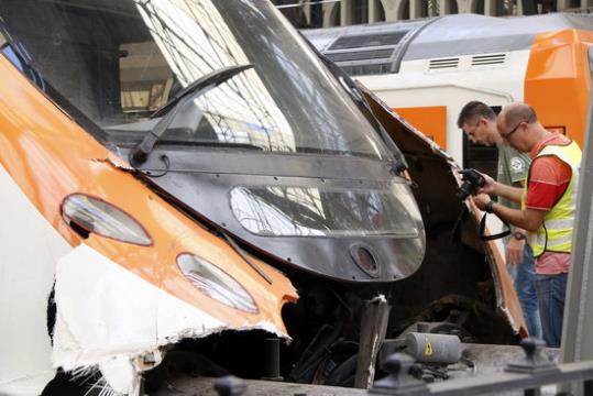 Agents dels Mossos fan fotografies a la part davantera del tren que s'ha accidentat a l'Estació de França. ACN / Mar Martí