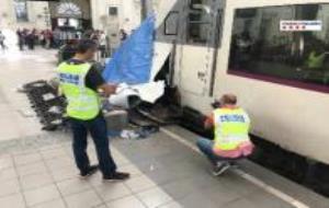 Agents dels Mossos fan fotografies a la part davantera del tren que s'ha accidentat a l'Estació de França