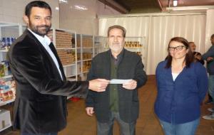 Aigües de Tomoví fa una aportació de 4.200 euros a Càritas del Vendrell. Ajuntament del Vendrell