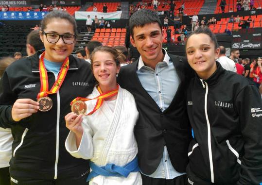 Aina Cornellà, Aira Lázaro i Irene Romero. Eix