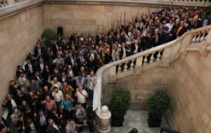 Alcaldes independentistes a l'escala del Parlament, després del ple que ha declarat la independència de Catalunya. ACN