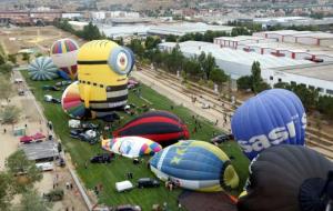 Alguns dels globus que participen a l'European Balloon Festival acabant-se d'inflar al nou camp de vol d'Igualada. ACN