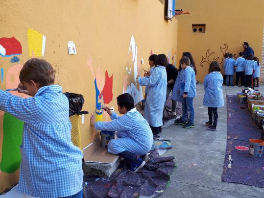 Alumnes de 3r de primària de 8 escoles de Vilafranca acullen el taller Mural Capacitats. Ajuntament de Vilafranca