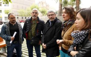 Antonio del Río i Víctor Fernández, del sindicat UGT-Bombers; Diego Cabello, dels Bombers; Maria Campuzano i una altra activista de l'APE. ACN