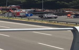 Aparatós accident d'un camió carregat de ferros a l'AP-7 a Vilafranca