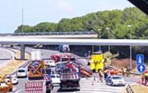 Aparatós accident d'un camió carregat de ferros a l'AP-7 a Vilafranca