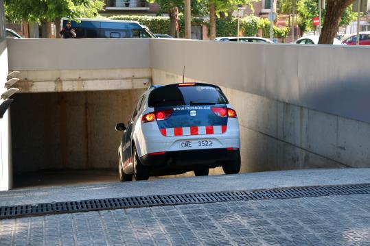 Arribada als jutjats de Vilanova i la Geltrú del vehicle dels Mossos d'Esquadra que trasllada la dona detinguda per la mort d'un guàrdia urbà. ACN