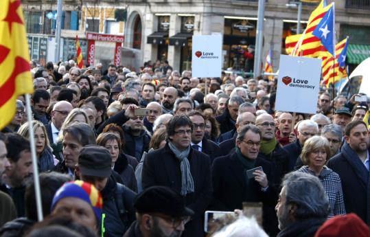 Artur Mas, Joana Ortega, Irene Rigau, Carles Puigdemont i Carme Forcadell, avancen cap el TSJC. ACN  / Pau Cortina 