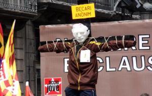 Avalot-Joves de la UGT ha mostrat la imatge d'un 'becari anònim' crucificat per denunciar l'explotació laborals del jovent. ACN