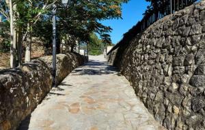 Baixada del costat del castell de Castellet. Eix