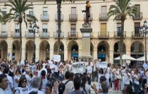 Banderes blanques a Vilanova per reclamar diàleg als governs català i espanyol . EIX