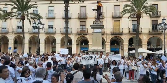Banderes blanques a Vilanova per reclamar diàleg als governs català i espanyol . EIX