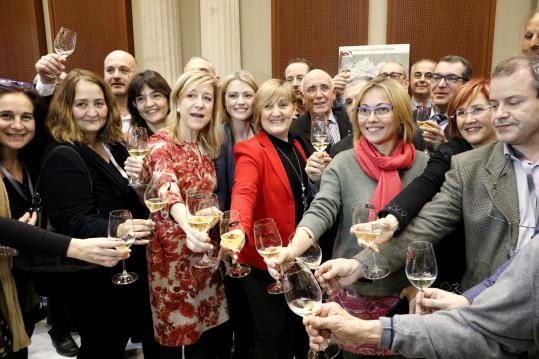 Brindis d'alcaldes, regidors i diputats del Penedès per celebrar la creació de la vegueria al Parlament. ACN