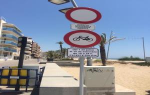Calafell torna a prohibir durant l'estiu la circulació de bicicletes pel passeig. Ajuntament de Calafell