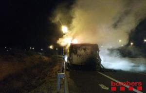 Camió incendiat a l'AP-7 a Banyeres del Penedès. Pla general del 10 de novembre del 2017. Bombers