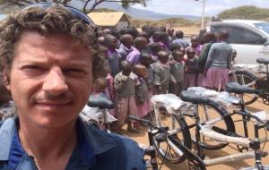 Canyelles dona cinc bicicletes als infants d’una petita aldea de Kènia perquè puguin anar a l’escola. EIX
