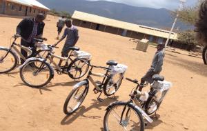 Canyelles dona cinc bicicletes als infants d’una petita aldea de Kènia perquè puguin anar a l’escola